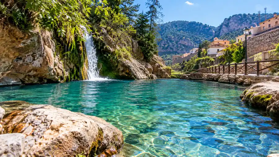 How to Get from Valencia to Montanejos: Bus, Car & Travel Guide